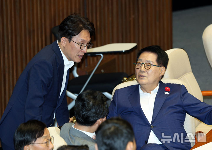[서울=뉴시스] 고범준 기자 = 김민석 전 국무총리와 박지원 더불어민주당 의원이 21일 서울 여의도 국회에서 열린 제437회 국회(임시회) 제1차 본회의에서 윤석열·김건희에 의한 내란·외환 및 국정농단 행위의 진상규명을 위한 특별검사 임명 등에 관한 법률 개정안에 대한 무제한 토론 종결동의의 건 투표를 마치고 동료 의원들과 대화를 나누고 있다. 2026.07.21. bjko@newsis.com