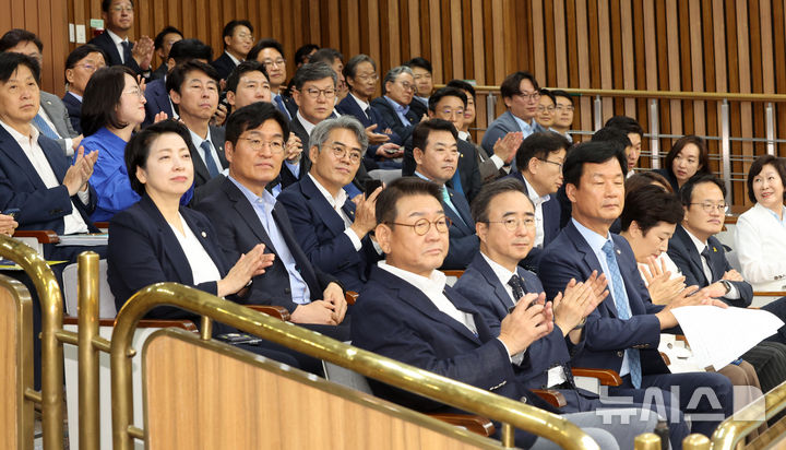 [서울=뉴시스] 국회사진기자단 = 21일 오후 여의도 국회에서 열린 정책의원총회에 더불어민주당 의원들이 참석해 있다. 2026.07.21. photo@newsis.com