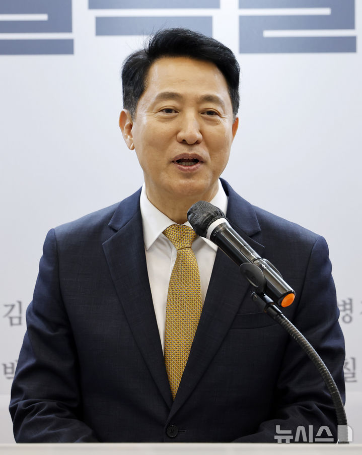 [서울=뉴시스] 김혜진 기자 = 법원이 정치 브로커 명태균씨로부터 여론조사를 받고 후원자를 통해 비용을 대납하게 한 혐의로 기소된 오세훈 서울시장의 1심 선고 중계를 허가했다. 사진은 오 시장이 21일 서울 중구 서울시의회에서 열린 제12회 서울시의회 개원기념식에서 축사를 하고 있는 모습. 2026.07.21. jini@newsis.com