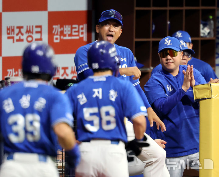[서울=뉴시스] 박주성 기자 = 21일 오후 서울 구로구 고척스카이돔에서 열린 프로야구 2026 KBO리그 삼성 라이온즈 대 키움 히어로즈의 경기, 1회초 노아웃 주자 2, 3루에서 삼성 구자욱 2타점 적시타 때 홈을 밟은 김지찬, 김성윤이 덕아웃으로 돌아오자 박진만 감독, 코칭스테프가 기뻐하고 있다. 2026.07.21. park7691@newsis.com