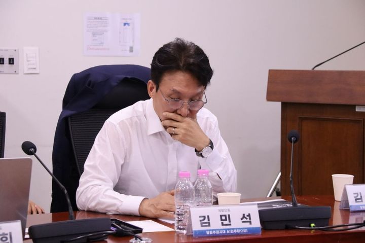 [서울=뉴시스] 정병혁 기자 = 김민석 전 국무총리가 21일 서울 여의도 국회 의원회관에서 열린 '당원주권시대 AI민주당으로' 토론회에서 자료를 살펴보고 있다. (사진=김민석 의원실 제공) 2026.07.21. photo@newsis.com *재판매 및 DB 금지