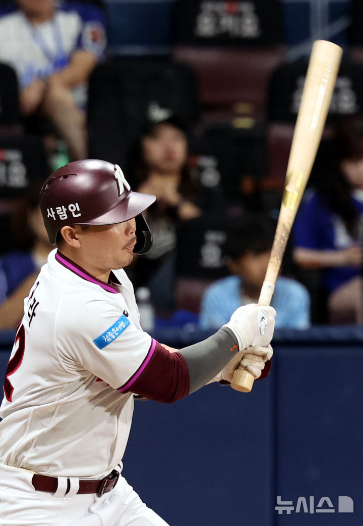 [서울=뉴시스] 박주성 기자 = 21일 오후 서울 구로구 고척스카이돔에서 열린 프로야구 2026 KBO리그 삼성 라이온즈 대 키움 히어로즈의 경기, 7회말 투아웃 주자 3루 에서 키움 히우라가 동점 적시타를 치고 있다. 2026.07.21. park7691@newsis.com