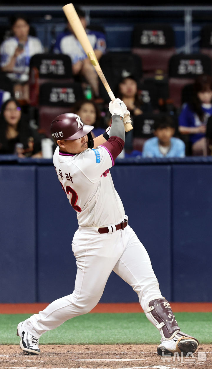 [서울=뉴시스] 박주성 기자 = 21일 오후 서울 구로구 고척스카이돔에서 열린 프로야구 2026 KBO리그 삼성 라이온즈 대 키움 히어로즈의 경기, 7회말 투아웃 주자 3루 에서 키움 히우라가 동점 적시타를 치고 있다. 2026.07.21. park7691@newsis.com