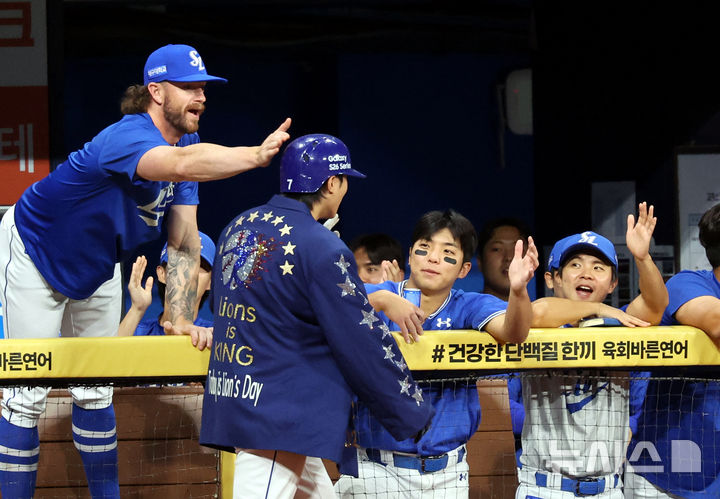 [서울=뉴시스] 박주성 기자 = 21일 오후 서울 구로구 고척스카이돔에서 열린 프로야구 2026 KBO리그 삼성 라이온즈 대 키움 히어로즈의 경기, 8회초 노아웃 삼성 이재현이 역전 솔로 홈런을 치고 팀 동료들과 기쁨을 나누고 있다. 2026.07.21. park7691@newsis.com