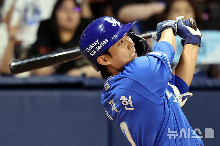 [서울=뉴시스] 박주성 기자 = 21일 오후 서울 구로구 고척스카이돔에서 열린 프로야구 2026 KBO리그 삼성 라이온즈 대 키움 히어로즈의 경기, 8회초 노아웃 삼성 이재현이 역전 솔로 홈런을 치고 있다. 2026.07.21. park7691@newsis.com