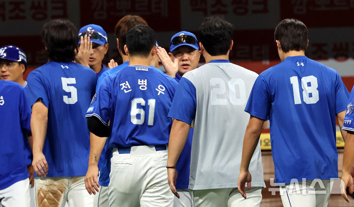 [서울=뉴시스] 박주성 기자 = 21일 오후 서울 구로구 고척스카이돔에서 열린 프로야구 2026 KBO리그 삼성 라이온즈 대 키움 히어로즈의 경기, 삼성 라이온즈가 키움 히어로즈에게 8대6으로 승리 후 박진만 감독이 선수들과 인사를 나누고 있다. 2026.07.21. park7691@newsis.com