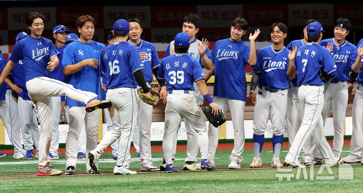 [서울=뉴시스] 박주성 기자 = 21일 오후 서울 구로구 고척스카이돔에서 열린 프로야구 2026 KBO리그 삼성 라이온즈 대 키움 히어로즈의 경기, 삼성 라이온즈가 키움 히어로즈에게 8대6으로 승리 후 선수들이 기쁨을 나누고 있다. 2026.07.21. park7691@newsis.com