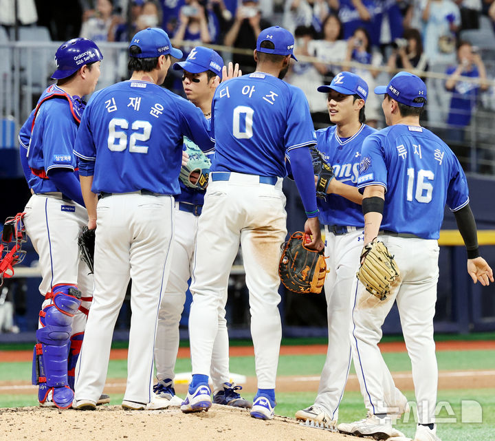 [서울=뉴시스] 박주성 기자 = 21일 오후 서울 구로구 고척스카이돔에서 열린 프로야구 2026 KBO리그 삼성 라이온즈 대 키움 히어로즈의 경기, 삼성 라이온즈가 키움 히어로즈에게 8대6으로 승리 후 선수들이 기쁨을 나누고 있다. 2026.07.21. park7691@newsis.com