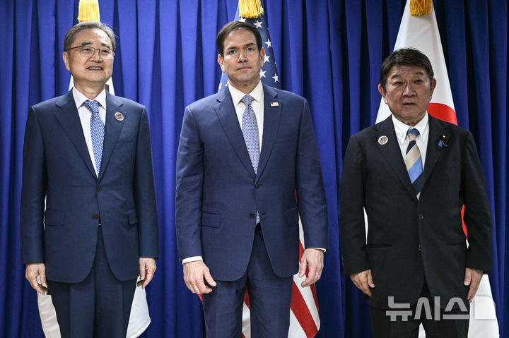 [파사이=AP/뉴시스] 조현(왼쪽) 외교부 장관이 22일(현지 시간) 필리핀 메트로 마닐라 파사이에서 동남아시아국가연합(ASEAN·아세안) 외교장관회의를 계기로 열린 한미일 외교장관회의에 앞서 마코 루비오(가운데) 미국 국무장관, 모테기 도시미쓰 일본 외무상과 기념 촬영하고 있다. 2026.07.22.