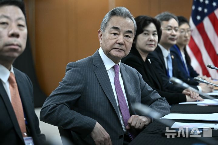 [마닐라=AP/뉴시스]마코 루비오 미국 국무장관과 왕이 중국공산당 정치국 위원 겸 외교부장이 22일(현지 시간) 필리핀 마닐라에서 동남아시아국가연합(ASEAN·아세안) 외교장관회의를 계기로 미중 외교장관회담을 진행하고 있다. 2026.07.23.