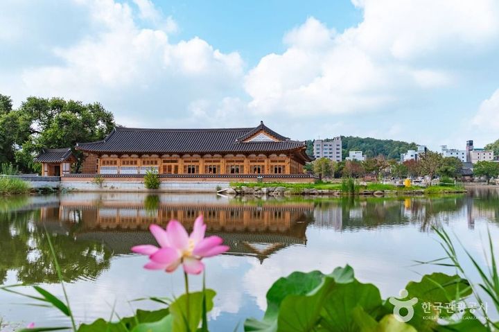 전북 전주시 ‘덕진공원’ 내 ‘덕진호’의 연꽃과 ‘연화정도서관’. (사진=한국관광공사) *재판매 및 DB 금지