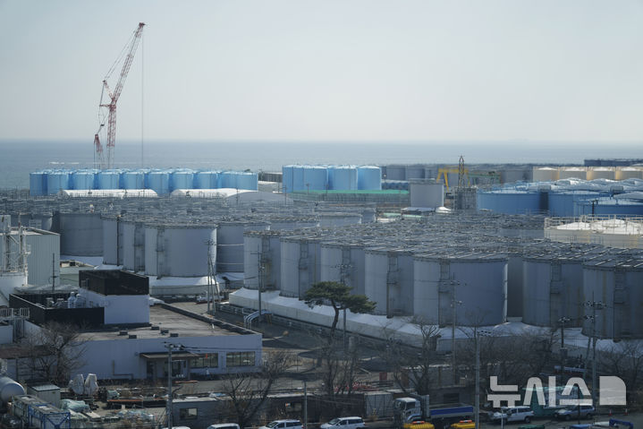 [오쿠마=AP/뉴시스] 일본 정부가 아시아·태평양 지역의 물 인프라 개선을 지원하기 위해 아시아개발은행(ADB)과 새로운 기금을 만든다. 22일 NHK 등 일본 언론에 따르면 가타야마 사쓰키 일본 재무상과 간다 마사토 ADB 총재는 전날 도쿄 재무성에서 물 분야 지원을 강화하기 위한 기금 설립 합의서에 서명했다. 일본 정부는 기금에 1000만달러를 출자한다. 사진은 2022년 3월3일 일본 후쿠시마현 오쿠마마치의 도쿄전력 후쿠시마 제1원자력발전소에 원자로 냉각에 사용된 뒤 처리된 오염수를 보관하는 탱크들이 설치돼 있는 모습. 2026.07.22.
