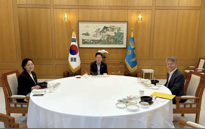 [전남광주=뉴시스] 민형배 전남광주특별시장이 21일 청와대 국무회의 직후 이재명 대통령, 한성숙 국무총리와의 오찬 모습. (사진=민 시장 페이스북 갈무리) 2026.07.22. photo@newsis.com *재판매 및 DB 금지