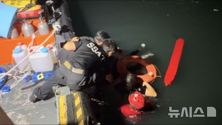 [완도=뉴시스]완도해양경찰서 구조대가 22일 오전 1시37분께 전남광주 완도군 완도읍 완도항 인근 해상에서 빠진 30대 남성 A·B씨를 구조하고 있다. (사진=완도해경 제공) 2026.07.22. photo@newsis.com *재판매 및 DB 금지