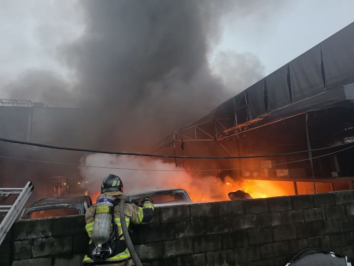 인천 미추홀구 차량 정비소 화재 현장. (사진=인천소방본부 제공) 2026.07.22. photo@newsis.com *재판매 및 DB 금지