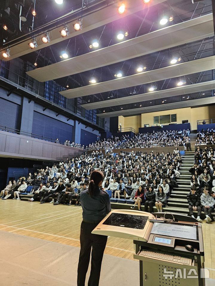 [안양=뉴시스] 만안경찰서가 청소년들을 대상으로 마약 관련 교육을 하고 있다. (사진=만안경찰서 제공).2026.07.22. photo@newsis.com