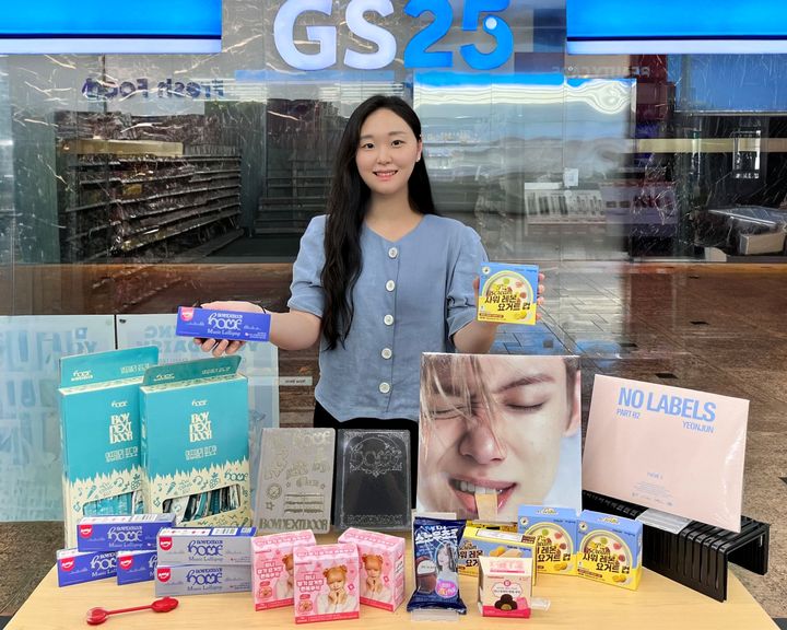 GS리테일이 운영하는 편의점 GS25는 K팝 아이돌 앨범 및 협업 상품 매출이 협업 초기인 2023년 연간 매출 대비 100배로 성장했다고 22일 밝혔다. *재판매 및 DB 금지