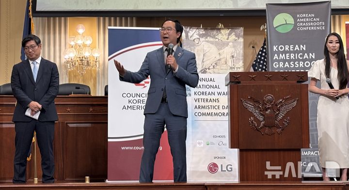 [워싱턴=뉴시스]이윤희 특파원 = 21일(현지 시간) 워싱턴DC 연방하원 건물인 캐넌오피스빌딩에서 제19회 한국전 참전용사 정전기념일 리셉션에서 앤디 김(민주·뉴저지) 상원의원이 축사를 하고 있다. 2026.07.22.