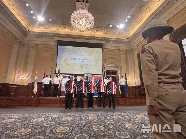 [워싱턴=뉴시스]이윤희 특파원 = 21일(현지 시간) 워싱턴DC 연방하원 건물인 캐넌오피스빌딩에서 제19회 한국전 참전용사 정전기념일 리셉션에서 미국 국가가 연주되고 있다. 2026.07.22. 
