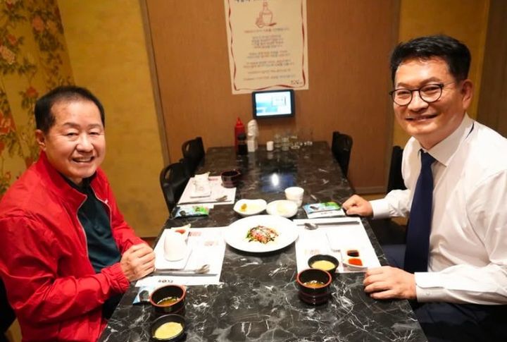 [서울=뉴시스]홍준표 전 대구시장이 송영길 더불어민주당 당대표 후보를 만난 모습. (사진=송영길 후보 페이스북 캡처)