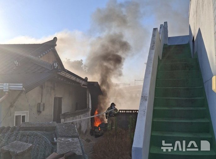 [경주=뉴시스] 경주시 외동읍 구어리 단독주택 화재 현장.(사진=경북소방본부 제공) 2026.7.22. photo@newsis.com