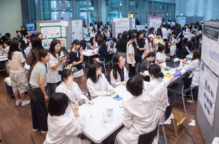 [서울=뉴시스] 2025년 개최된 이화여대 '이화과학페스티벌' 행사 현장에 학생들과 참가자들이 모여 있다. (사진=이화여대 제공) 2026.07.22. photo@newsis.com *재판매 및 DB 금지