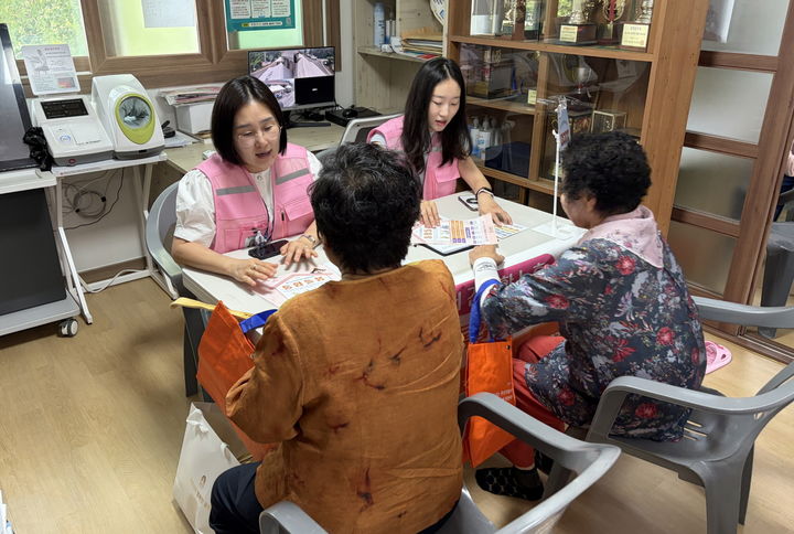 [공주=뉴시스] 통합돌봄 상담 받는 공주시민.(사진=공주시). 2026.07.22. photo@newsis.com. *재판매 및 DB 금지