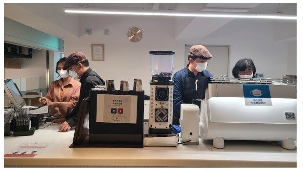 [세종=뉴시스]2026년 장애인일자리-중증장애인직업재활지원사업 통합 우수사례 성과대회에서 마련된 직무체험부스. 바리스타 직무를 경험할 수 있도록 마련돼 있다. (사진=보건복지부 제공) 2026.07.22. photo@newsis.com *재판매 및 DB 금지