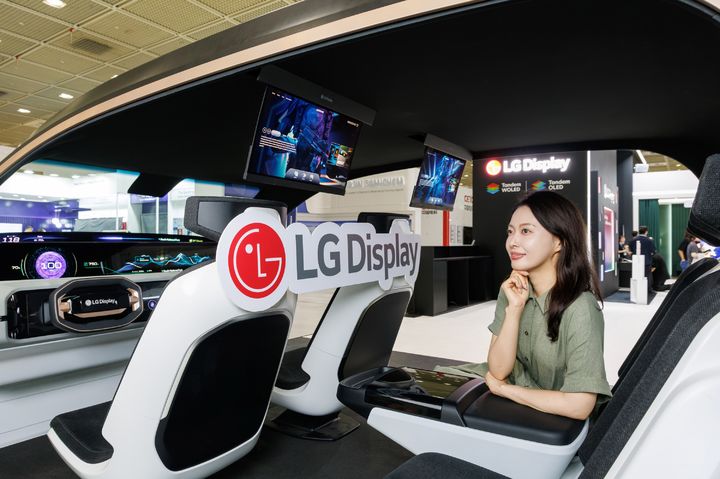 [서울=뉴시스]LG디스플레이 직원이 22일 서울 코엑스에서 열린 ‘K-디스플레이 2026’ LG디스플레이 부스에서 ’18인치 슬라이더블 OLED’ 등 다양한 차량용 디스플레이가 적용된 디지털 콕핏을 소개하고 있다. (사진=LG디스플레이 제공) 2026.07.22. photo@newsis.com *재판매 및 DB 금지