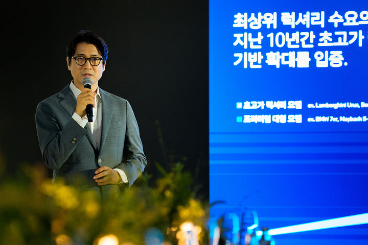 [서울=뉴시스] 김강민 BMW코리아 알피나 및 럭셔리 클래스 팀장이 21일 서울 중구 반얀트리 클럽 앤 스파 호텔에서 브랜드 설명회를 진행하고 있다. (사진=BMW그룹코리아 제공) 2026.7.21. photo@newsis.com *재판매 및 DB 금지