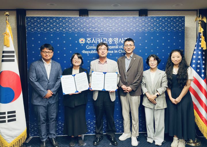 홍승표 충북교육청 유초등교육과장(왼쪽 세번째)이 22일 송선진 시카고 한국교육원 원장(왼쪽 두번째)과 업무협약을 맺고 기념촬영을 하고 있다. *재판매 및 DB 금지