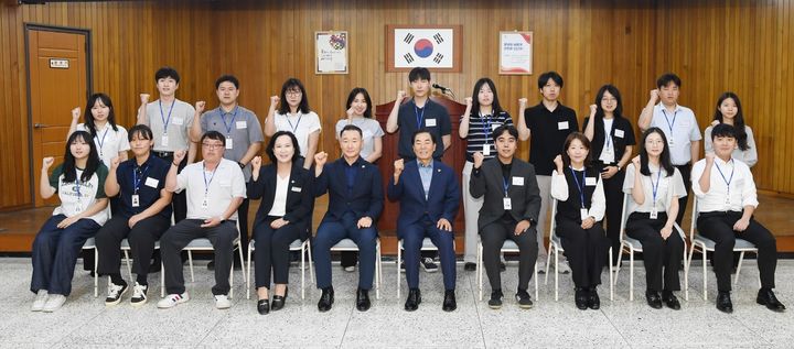 [창녕=뉴시스] 성낙인 군수와 제1대 혁신동아리 회원들이 발대식 후 기념촬영을 하고 있다. (사진= 창녕군 제공) 2026.07.22. photo@newsis.com *재판매 및 DB 금지
