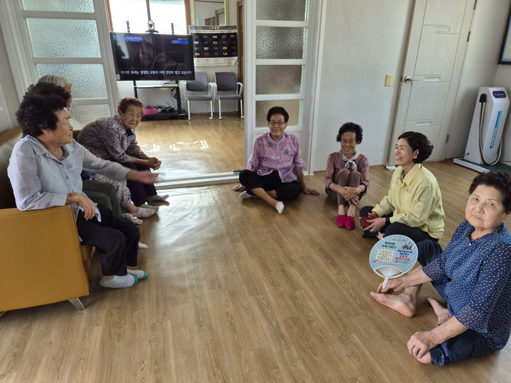 [창녕=뉴시스] 무더위쉼터로 지정된 경로당의 냉방기 상태를 점검하고 있다. (사진= 창녕군 제공) 2026.07.22. photo@newsis.com *재판매 및 DB 금지