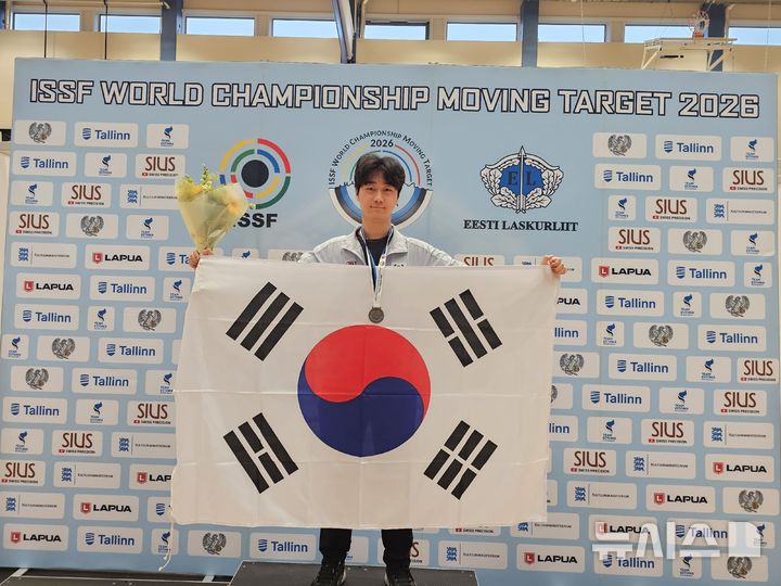 [서울=뉴시스]사격 무빙타깃 배제현, 첫 국제대회서 세계선수권 은메달. (사진=대한사격연맹 제공)
