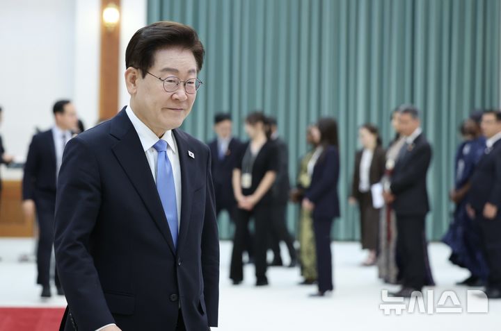 [서울=뉴시스] 김진아 기자 = 이재명 대통령이 22일 청와대에서 열린 주한대사 신임장 제정식을 마치고 이동하고 있다. 2026.07.22. bluesoda@newsis.com