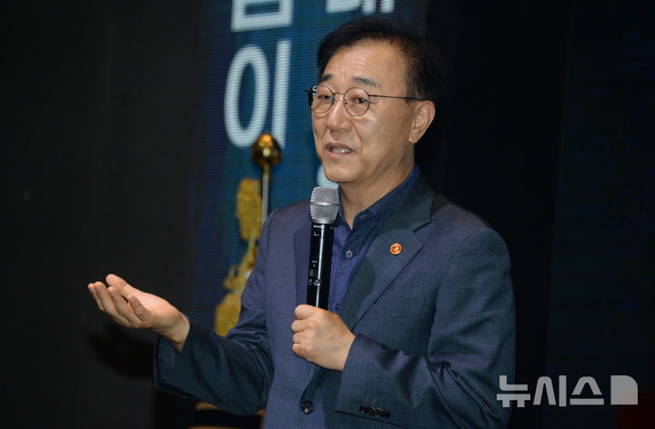 [전주=뉴시스] 김얼 기자 = 김윤덕 국토교통부 장관이 22일 전북 전주시 전주그랜드힐스턴호텔에서 열린 새만금·전북 기업 간담회에 참석해 인사말을 하고 있다. 2026.07.22. pmkeul@newsis.com