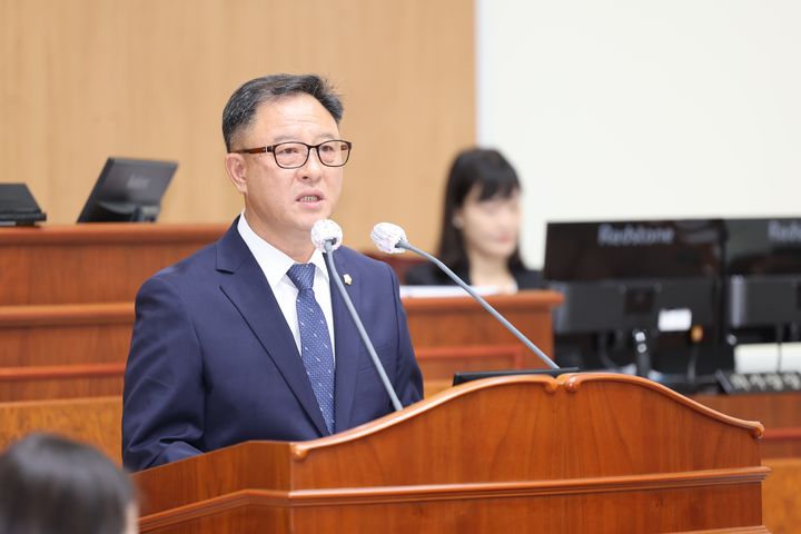 [고성(경남)=뉴시스] 신정철 기자= 경남 고성군의회는 22일 의회 본회의장에서 제311회 임시회를 개회, .고성군 성별영향평가 조례 일부개정조례안을 포함한 각종 부의안건 10건을 심의·의결할 예정이다.사진은 이승환 의원은 5분 자유발언을 통해 국가를 위해 청춘과 생명을 바친 영웅들의 헌신에 걸맞은 보훈을 실현하기 위한 다섯가지 방안을 제시하고 있다.(사진=고성군의회 제공).2026.07.22. photo@newsis.com *재판매 및 DB 금지