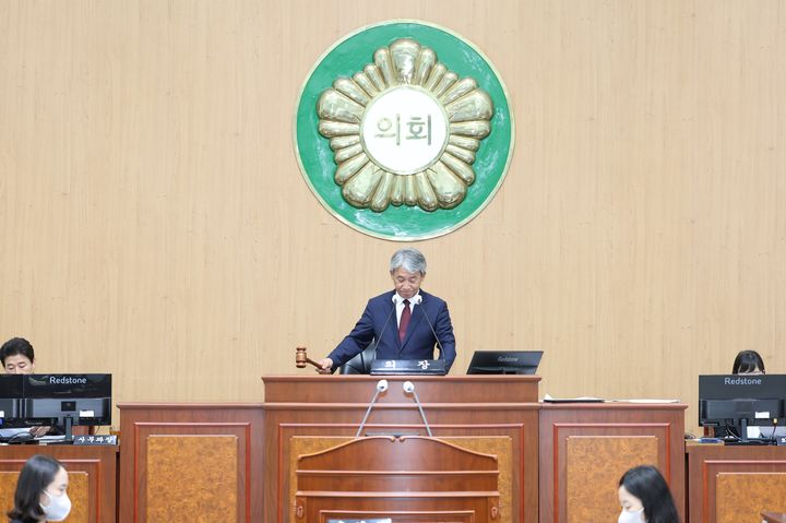 [고성(경남)=뉴시스] 신정철 기자= 경남 고성군의회는 22일 의회 본회의장에서 제311회 임시회를 개회, .고성군 성별영향평가 조례 일부개정조례안을 포함한 각종 부의안건 10건을 심의·의결할 예정이다.사진은 정영환 의장이 제311회 임시회 개회를 선언하고 있다.(사진=고성군의회 제공).2026.07.22. photo@newsis.com *재판매 및 DB 금지