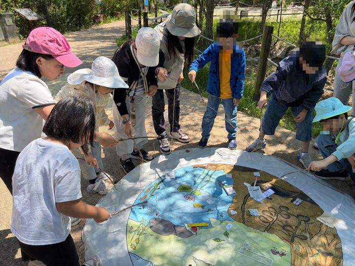 [광명=뉴시스] 안터생태공원 ‘안터 물길 따라 걷는 봄 탐험’ 프로그램에 참여하는 어린이들. (사진=광명시 제공) 2026.07.22. photo@newsis.com *재판매 및 DB 금지