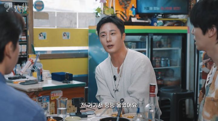 [서울=뉴시스] 21일 유튜브 채널 '알딸딸한참견'에는 배우 정일우가 출연해 배우 안재현, 가수 뮤지, 코미디언 허경환과 이야기를 나눴다. (사진=유튜브 채널 '알딸딸한참견' 화면 캡처) 2026.07.22. photo@newsis.com *재판매 및 DB 금지