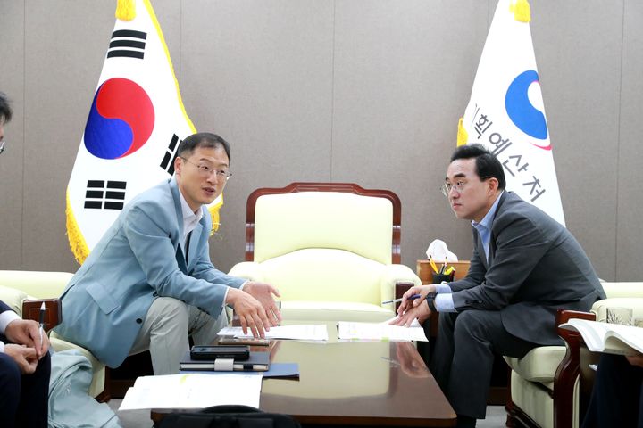[울산=뉴시스] 김상욱 울산시장이 22일 정부세종청사에서 박홍근 기획예산처 장관과 단독 면담을 갖고 지역 핵심 현안과 국가예산 사업의 정부예산안 반영을 적극 건의하고 있다. (사진= 울산시 제공) 2026.07.22.photo@newsis.com *재판매 및 DB 금지
