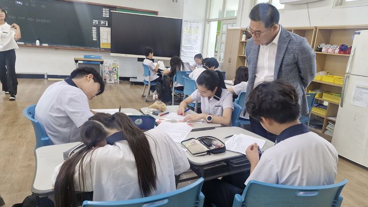 [전남광주=뉴시스] 문승태 K-교육특별시 준비위원회(김대중 교육감 인수위) 부위원장이 지난 15일 광주교대 부설초에서 학생들의 수업을 살펴보고 있다. (사진 = 광주교대 부설초 제공). 2026.07.22. photo@newsis.com *재판매 및 DB 금지
