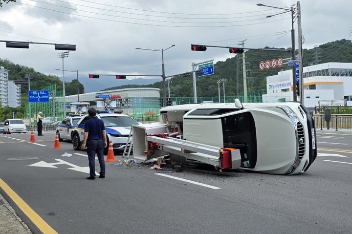 [전남광주=뉴시스] 22일 오전 11시10분께 전남광주 남구 진월동 남구다목적체육관 인근 도로에서 남구청 소속 공무원 A씨가 몰던 고소작업차량이 우측으로 넘어갔다. (사진=독자 제공) 2026.07.22. photo@newsis.com *재판매 및 DB 금지