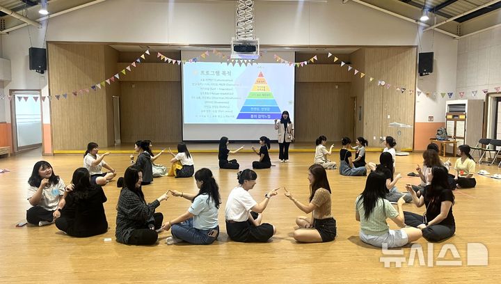 [안양=뉴시스] 안양대가 ‘유아 정서역량 지원’ 지역 확산에 박차를 가하고 있다. 사진은 교사들을 대상으로 한 유아 정서역량 지원 교육 현장. (사진=안양대 제공). 2026.07.22. photo@newsis.com