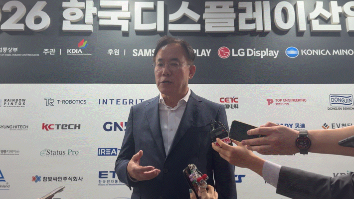 [서울=뉴시스] 박나리 기자 = 정철동 LG디스플레이 사장이 22일 오전 서울 삼성동 코엑스에서 열린 'K-디스플레이 2026' 현장에서 기자들과 질의응답을 하고 있다. 2026.07.22. parknr@newsis.com