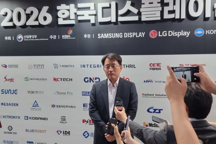 [서울=뉴시스]이지용 기자 = 이청 삼성디스플레이 사장이 22일 서울 코엑스에서 열린 'K디스플레이 2026' 개막행사에 참석한 뒤 취재진을 만난 자리에서 답변하고 있다. 2026.07.22. leejy5223@newsis.com *재판매 및 DB 금지
