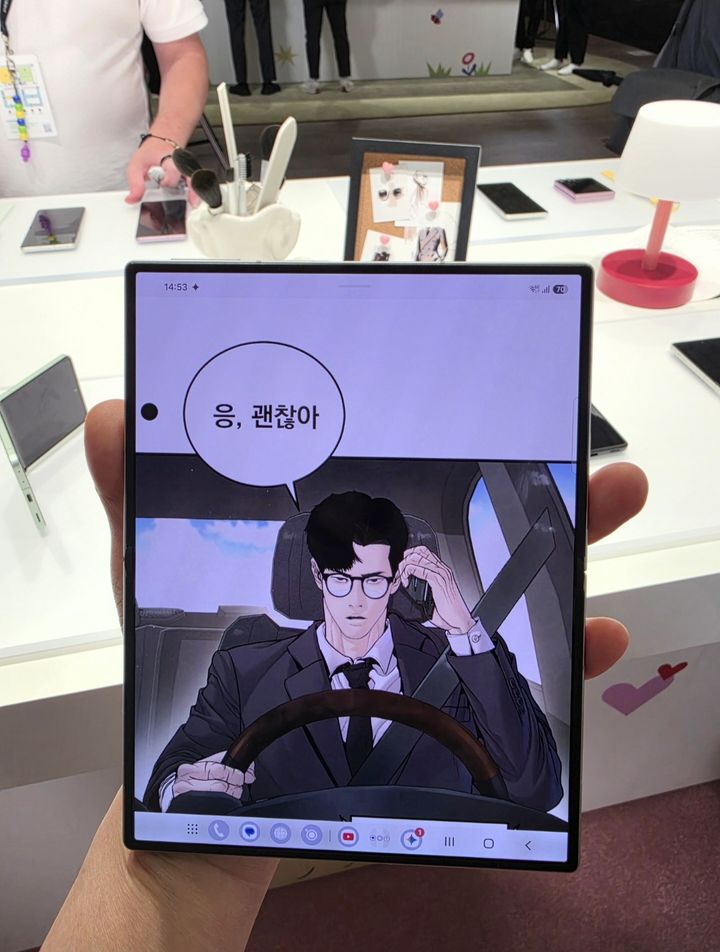 [런던=뉴시스] 박은비 기자 = 삼성전자가 22일(현지 시간) 공개한 갤럭시Z 폴드8으로 웹툰을 실행해봤다. 사진은 웹툰 '김부장' 중 한 대목. 2026.07.22. silverline@newsis.com *재판매 및 DB 금지