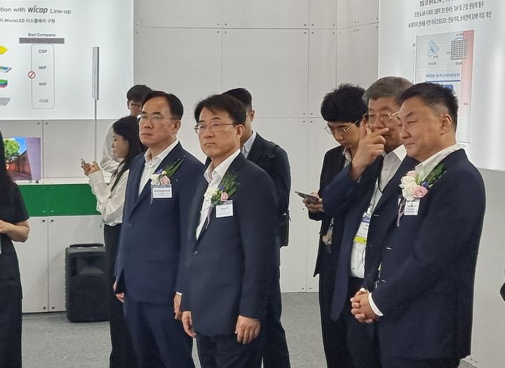 [서울=뉴시스]이지용 기자 = 이청 삼성디스플레이 사장(왼쪽에서 두번째)과 정철동 LG디스플레이 사장(왼쪽에서 첫번째)이 22일 서울 코엑스에서 열린 'K디스플레이 2026' 부스를 둘러보고 있다. 2026.07.22. leejy5223@newsis.com *재판매 및 DB 금지