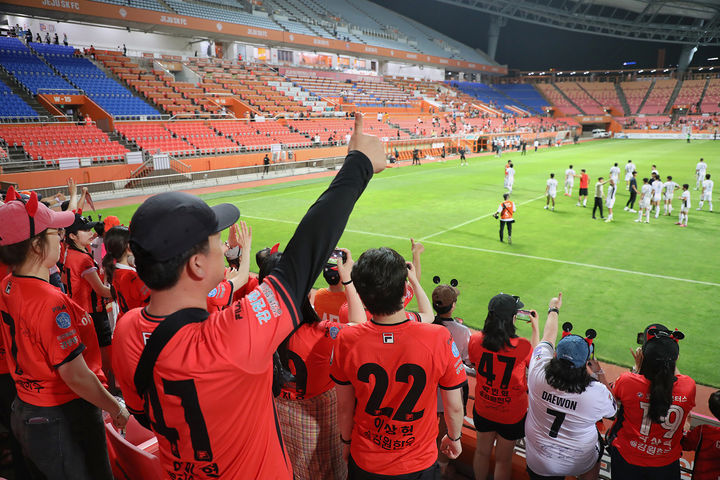 강원랜드 임직원 응원단이 지난 21일 제주 월드컵경기장에서 열린 강원FC와 제주SK FC의 K리그1 19라운드 경기에서 현장 응원에 나서고 있다.(사진=강원랜드 제공) *재판매 및 DB 금지