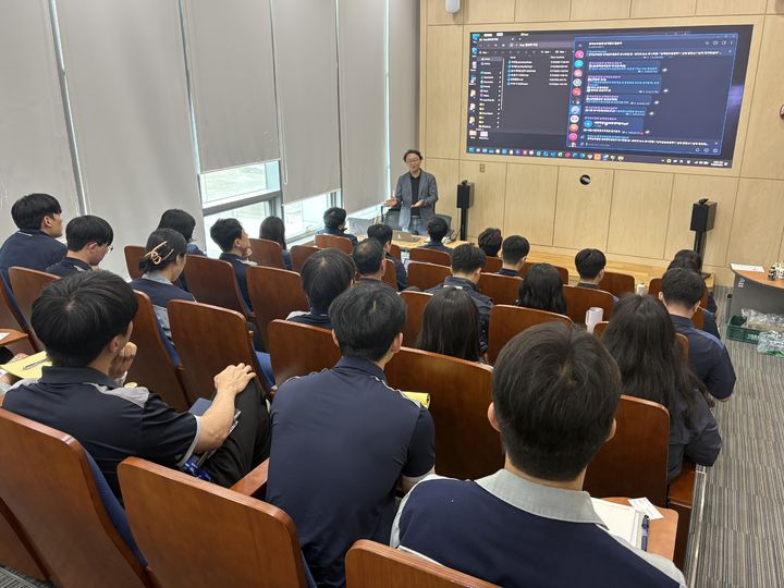 [세종=뉴시스]남부발전 삼척빛드림본부 직원들이 21일 본부 세미나실에서 열린 ‘Agent AI 시대를 여는 바이브코딩 교육’에 참석하여 AI 기반 프로그램 개발 실습을 진행하고 있다(사진= 남부발전 제공) *재판매 및 DB 금지